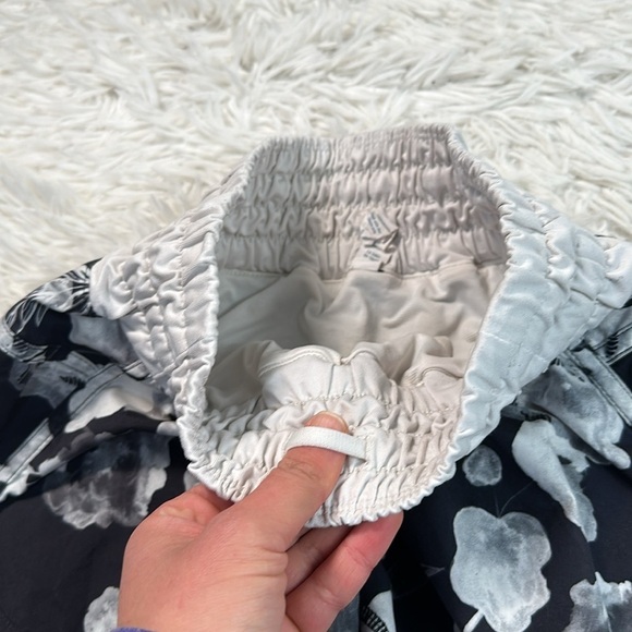 Lululemon Tracker Short II *2-way Stretch Inky Floral Black Ghost - Picture 2 of 7